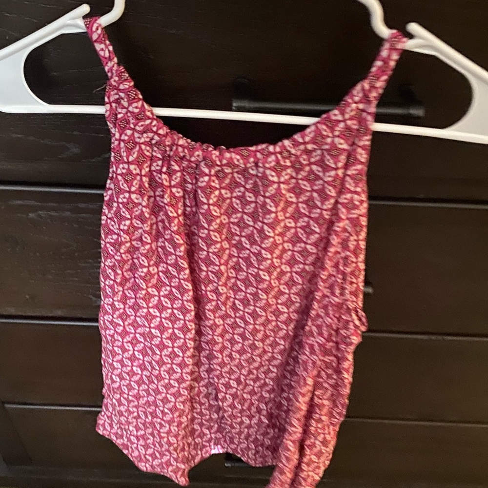 pink tank top